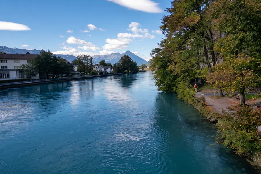 Die Aare bei Interlaken, dahinter der Niesen