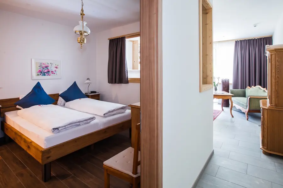 Schlafzimmer eines Apartments mit Durchblick in den Wohnraum
