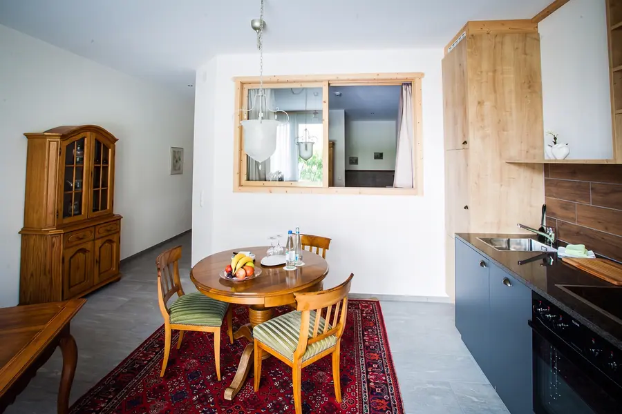 Wohnküche eines Apartments mit rundem Esstisch