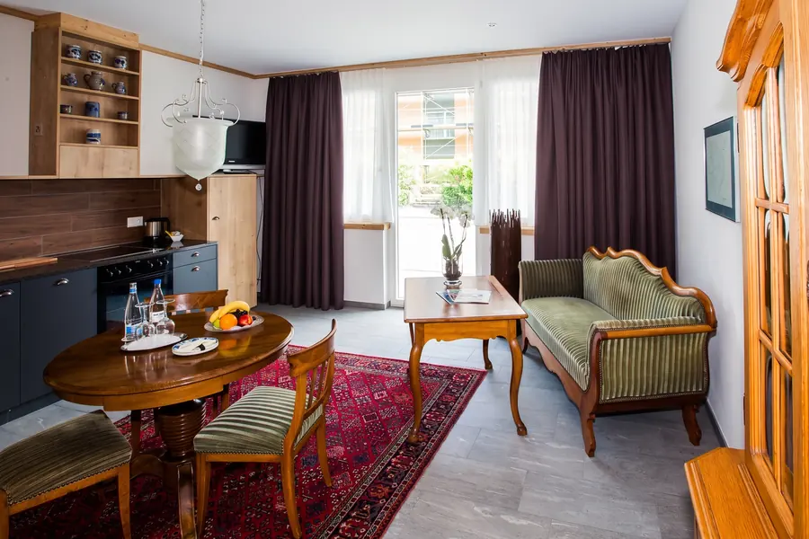 Wohnzimmer mit Küche in einem Serviced Apartment