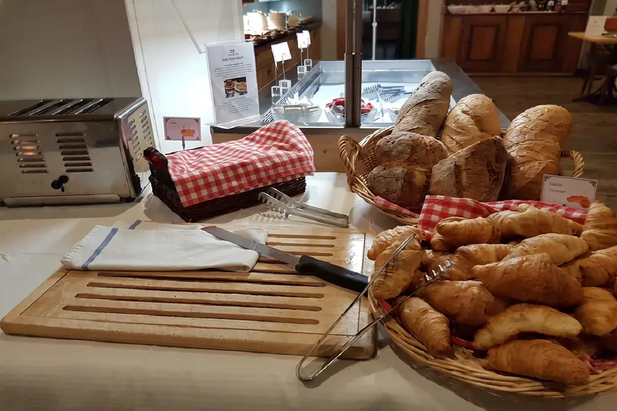Frühstücksbuffet mit Gipfeli und Brot
