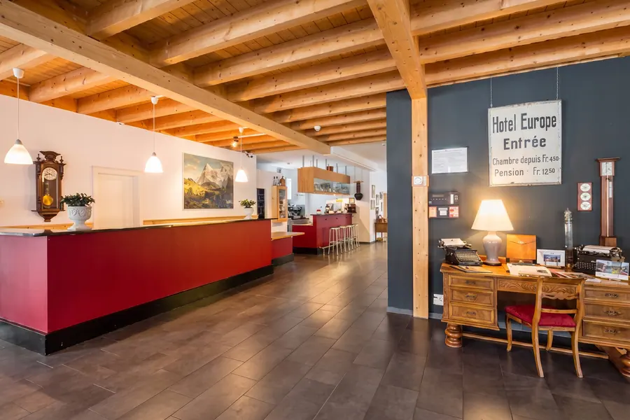 Empfang des Hotels mit roter Theke