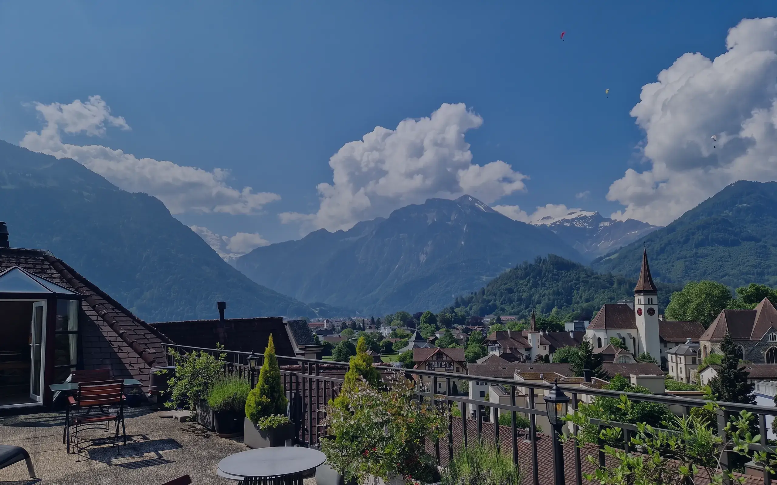 Blick von der Dachterrasse über Interlaken auf die Berge
