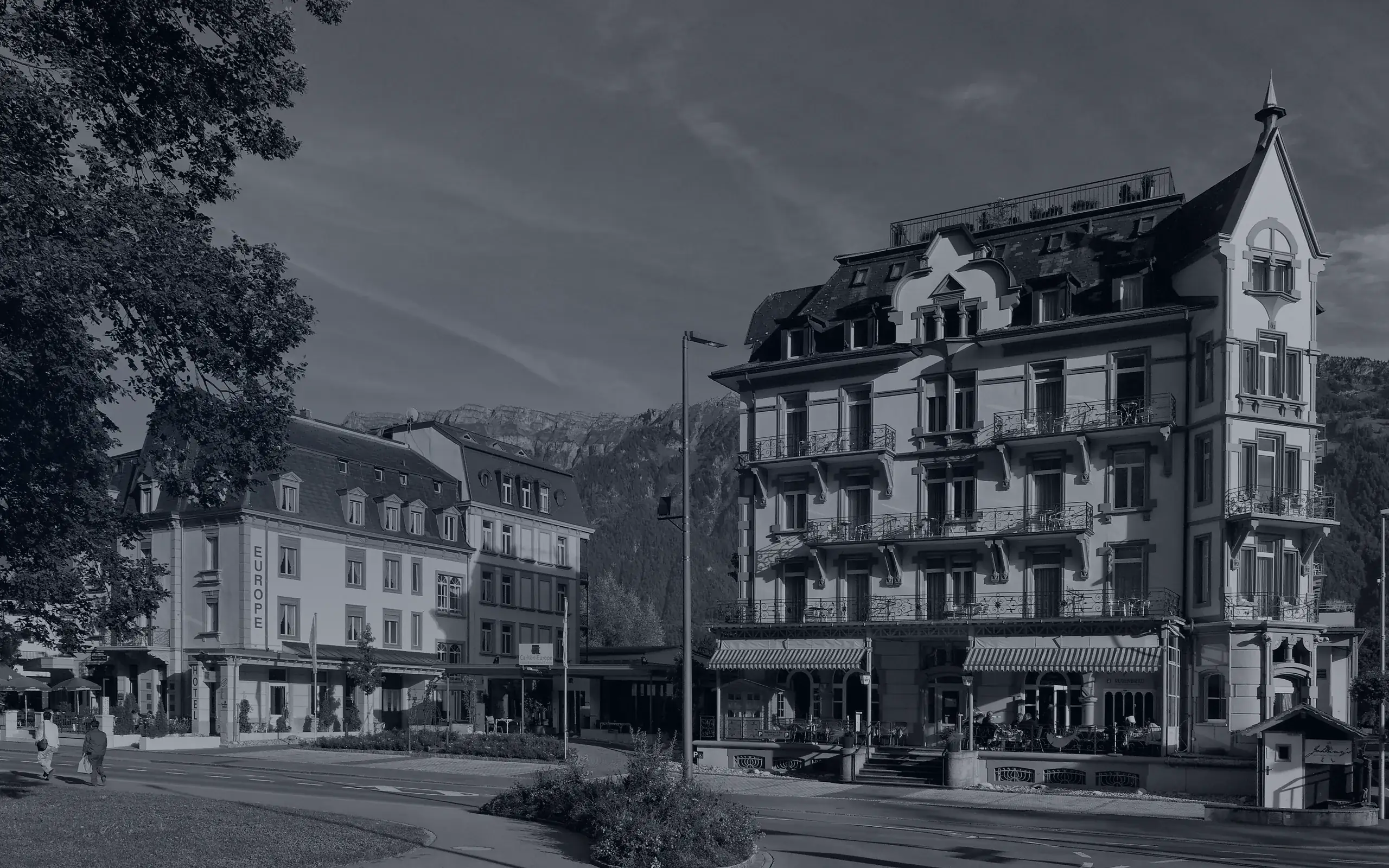 Die beiden Häuser des Carlton-Europe am Höheweg, in Schwarzweiss