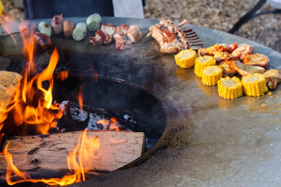 Feuerring mit Fleisch und Maiskolben