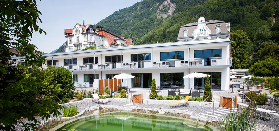 Garten am Annex mit den Aussensitzplätzen der Apartments