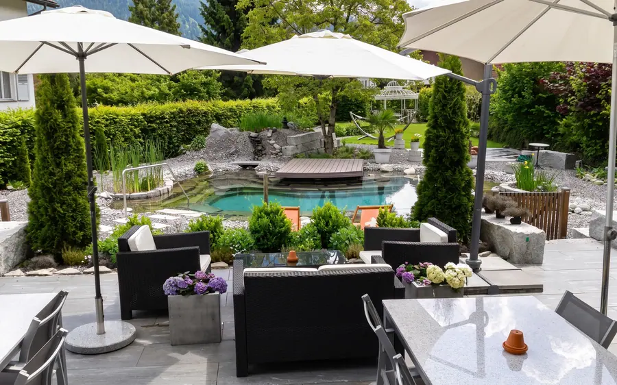 Sitzgruppe am Naturbadeteich im Hotelpark