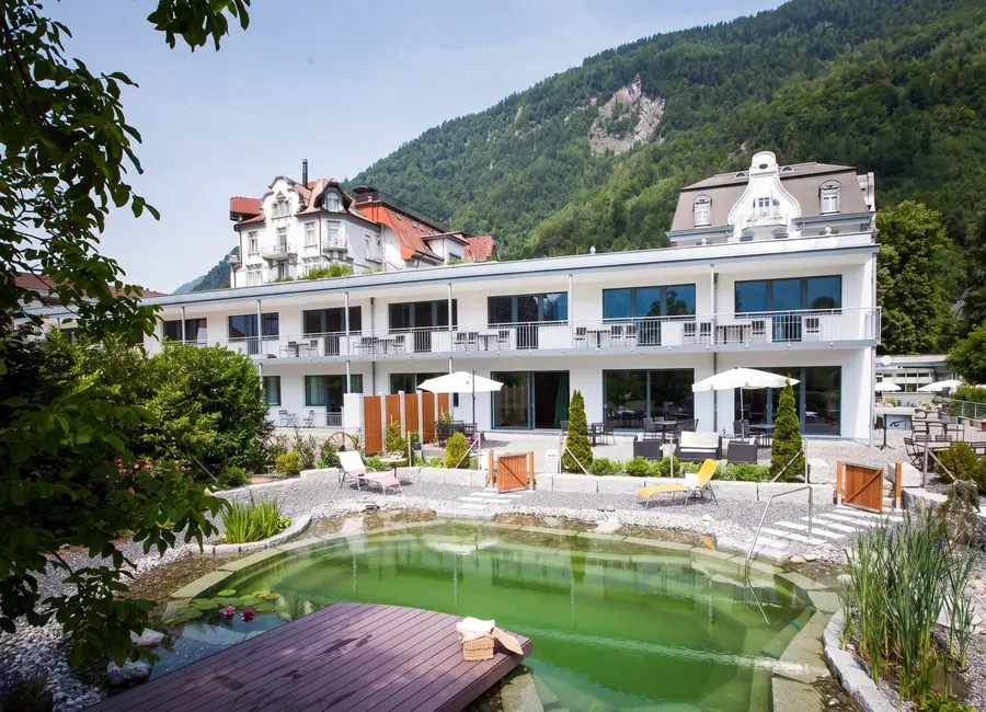 Étang de baignade naturel dans le jardin de l’hôtel