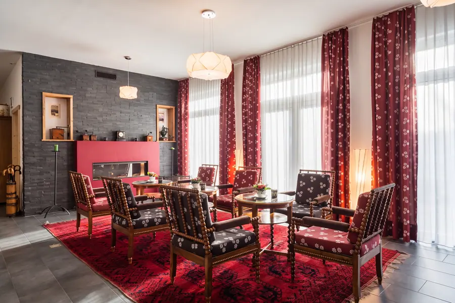 Hall de l’hôtel avec fauteuils rouges