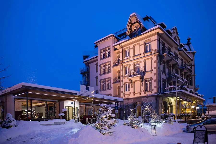 Das Carlton-Europe im Schnee zur blauen Stunde