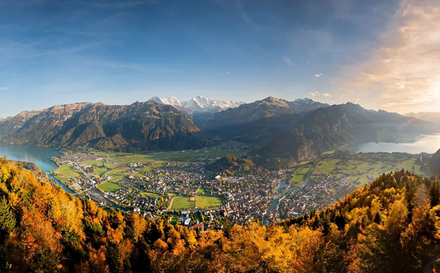 Interlaken im Herbst von oben, zwischen den beiden Seen