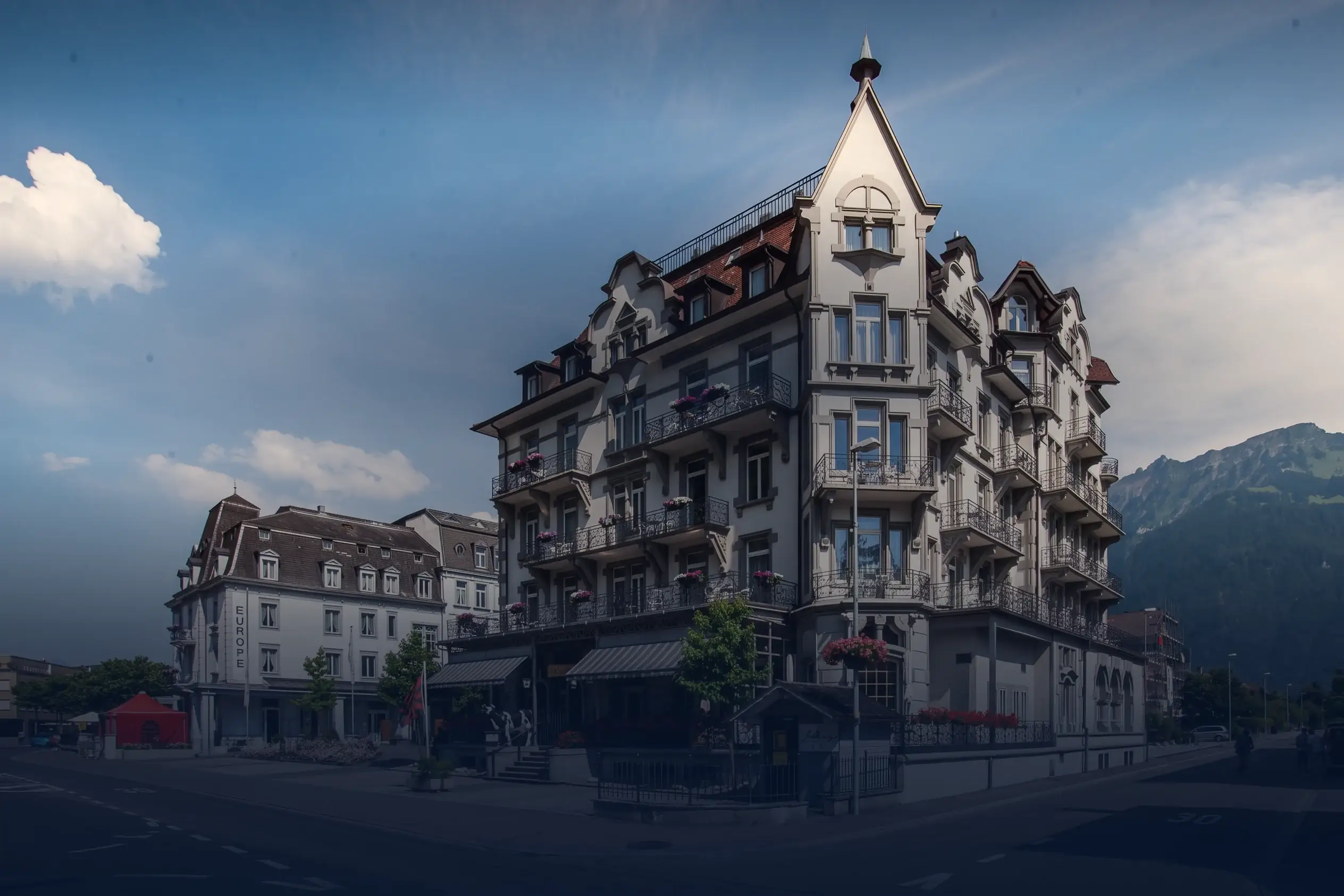 Das Carlton-Europe am Höheweg in Interlaken: das Carlton mit Turm an der Ecke, links dahinter das Europe, rechts die Berge