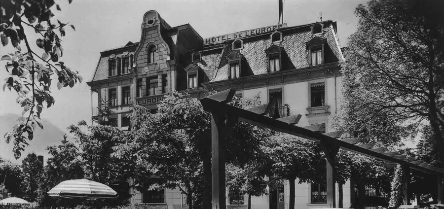L’Hôtel de l’Europe avec son enseigne sur le toit