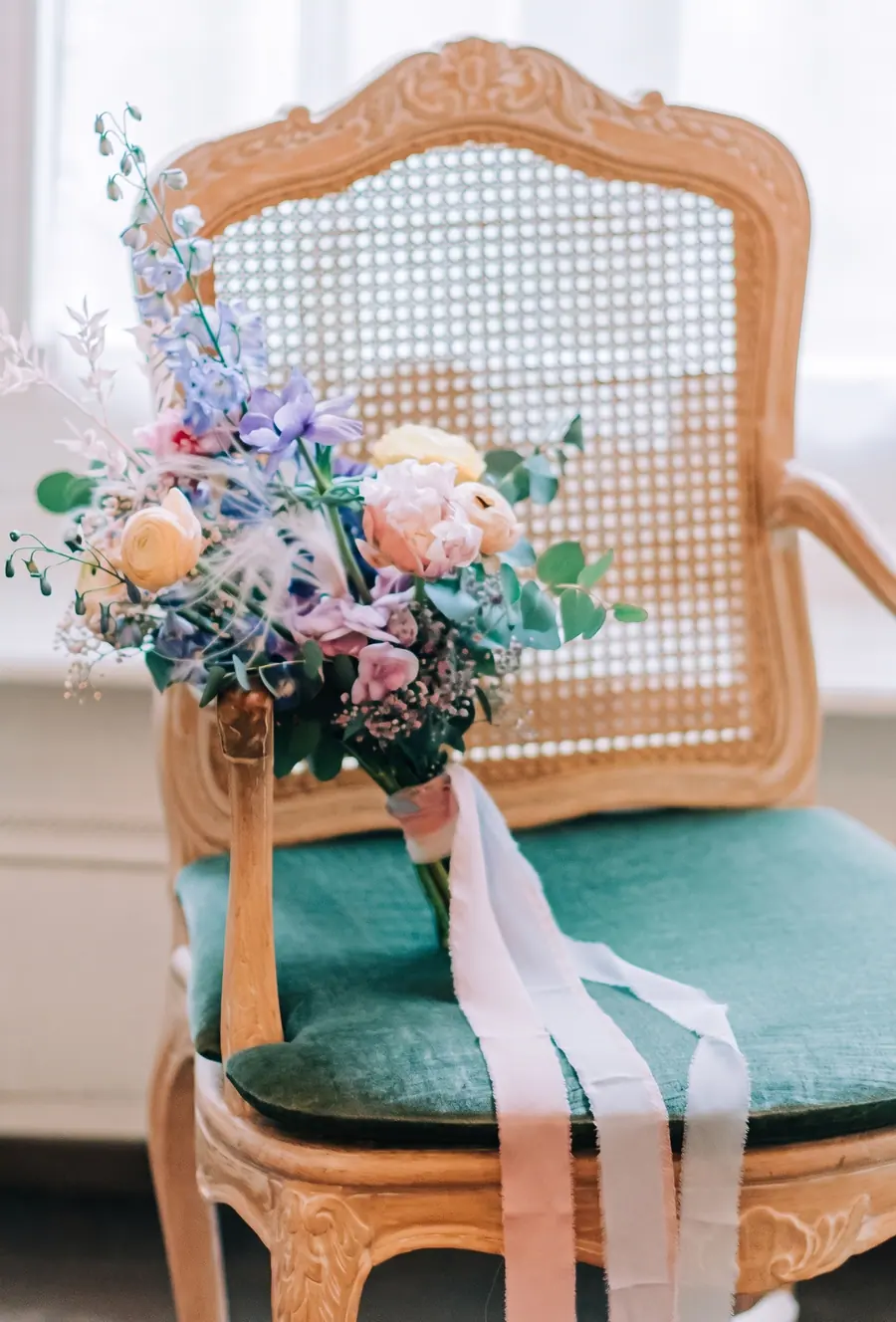 Stuhl mit Blumenschmuck und Bändern