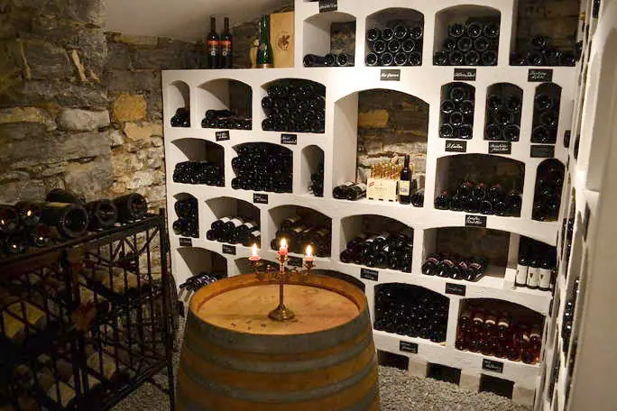 Fass mit Kerzenleuchter vor den Weinregalen