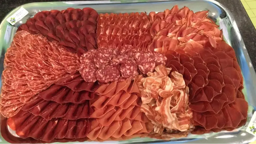 Aufschnittplatte mit Trockenfleisch und Salami der Metzgerei Blaue Kuh