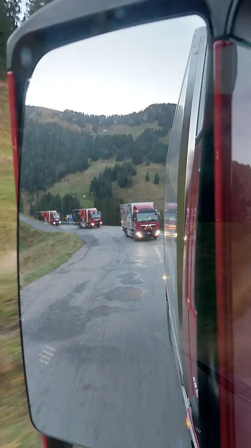 Lieferwagen von H&R Gastro unterwegs im Berner Oberland
