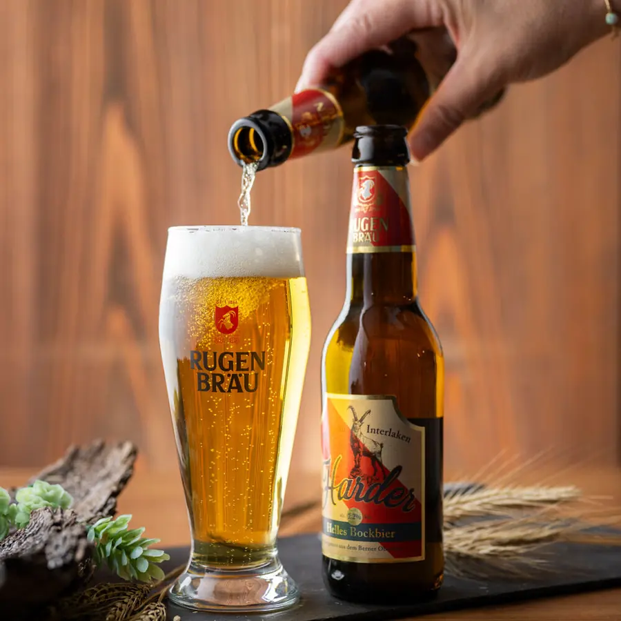 Rugenbräu wird aus der Flasche ins Glas eingeschenkt
