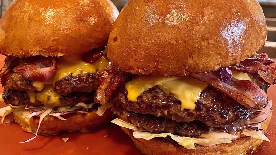 Zwei Burger mit Rind, Kalb und Speck