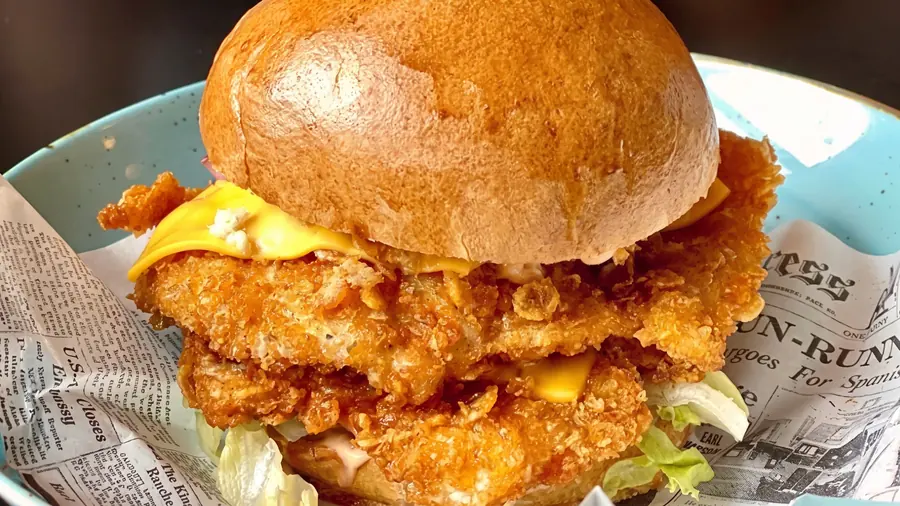 Burger mit doppelt knusprigem Poulet