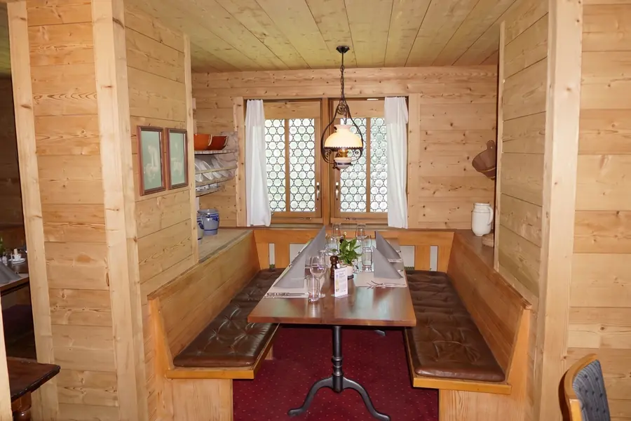 Stube mit Eckbank und Holzdecke