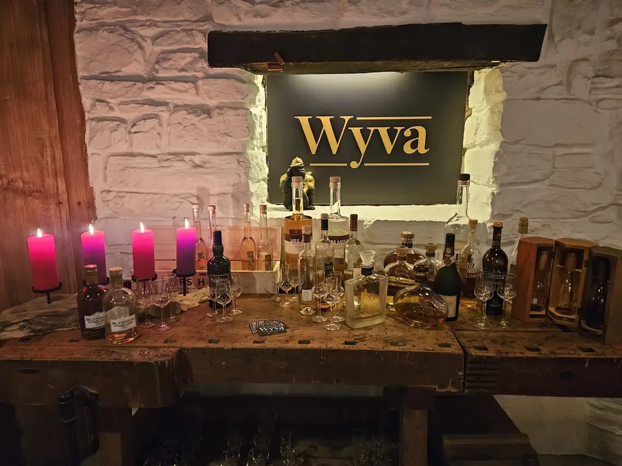 Theke der Weinbar Wyva mit Kerzen