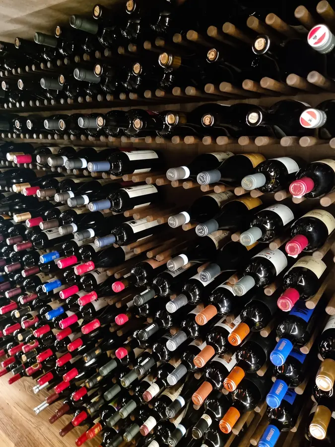Weinwand mit Flaschen