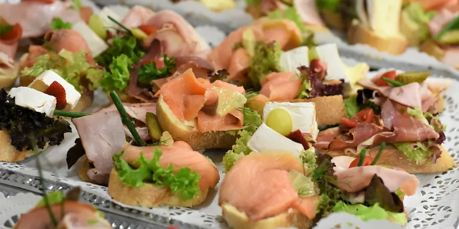 Apéro-Platte mit belegten Brötchen