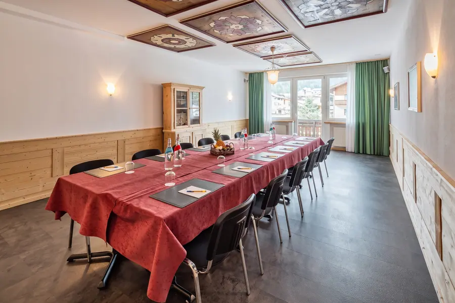 Salon Elisabeth mit langer Tafel