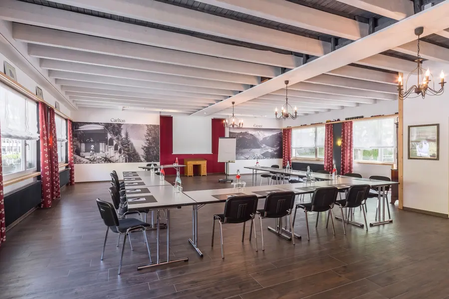 Salle de la Gare mit Balkendecke und U-Tafel