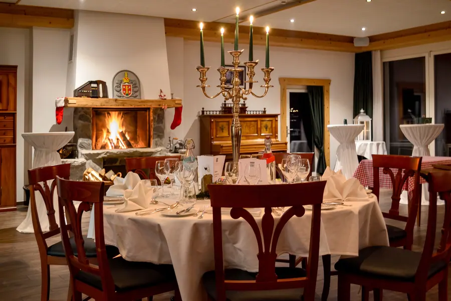 Gedeckter Tisch mit Kerzenleuchter vor dem Kamin im Hansen-Ritschard-Saal