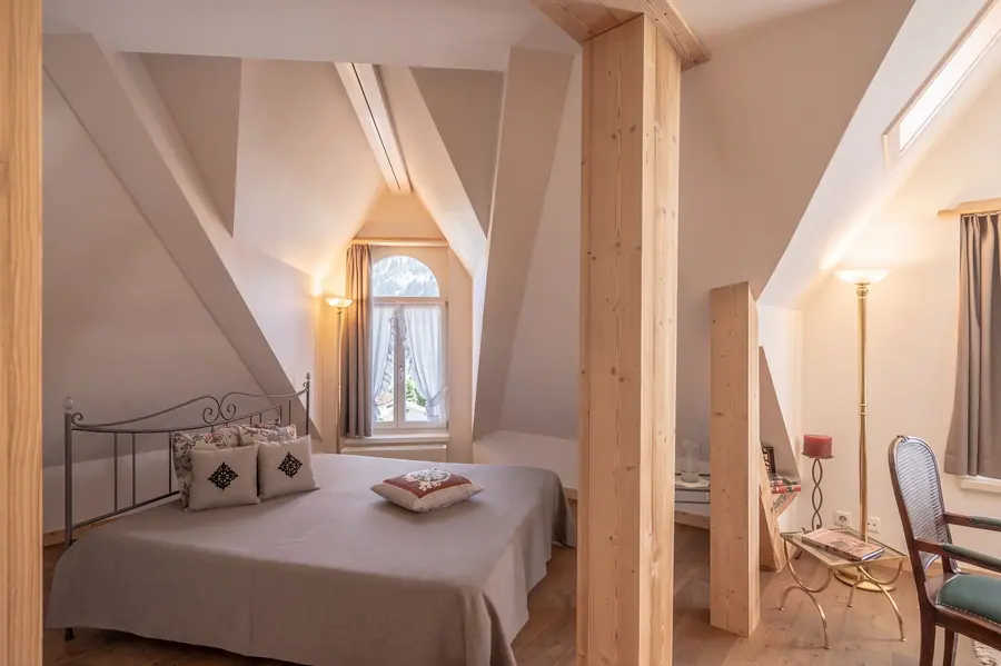 Offenes Schlafzimmer der Aarmühle-Suite