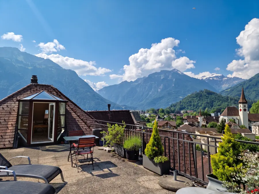 Dachterrasse mit Blick über Interlaken auf die Berge