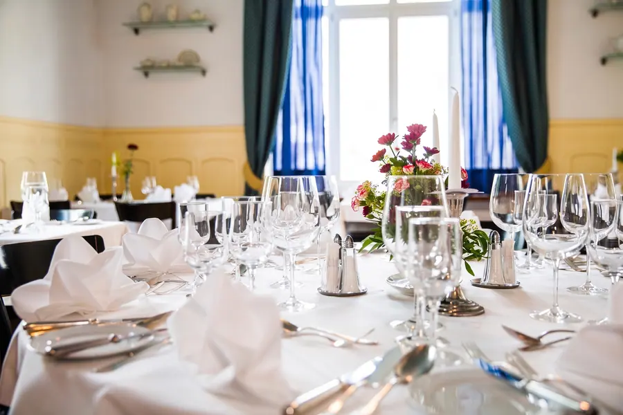 Weiss gedeckter Tisch mit Gläsern