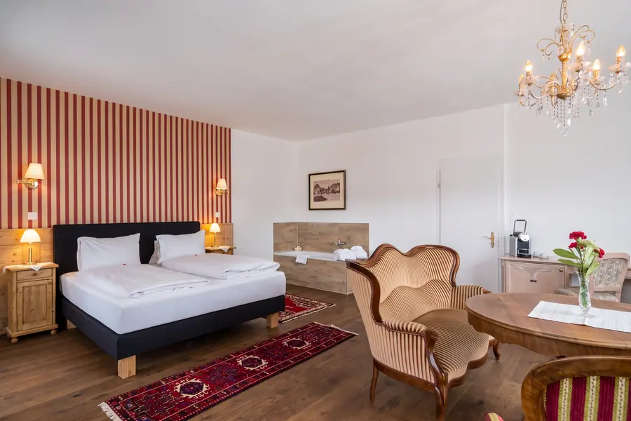 Signature-Suite 253 mit Bett und Polstersesseln