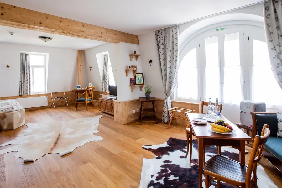 Wohnbereich der Signature-Suite 452 mit Holzbalken