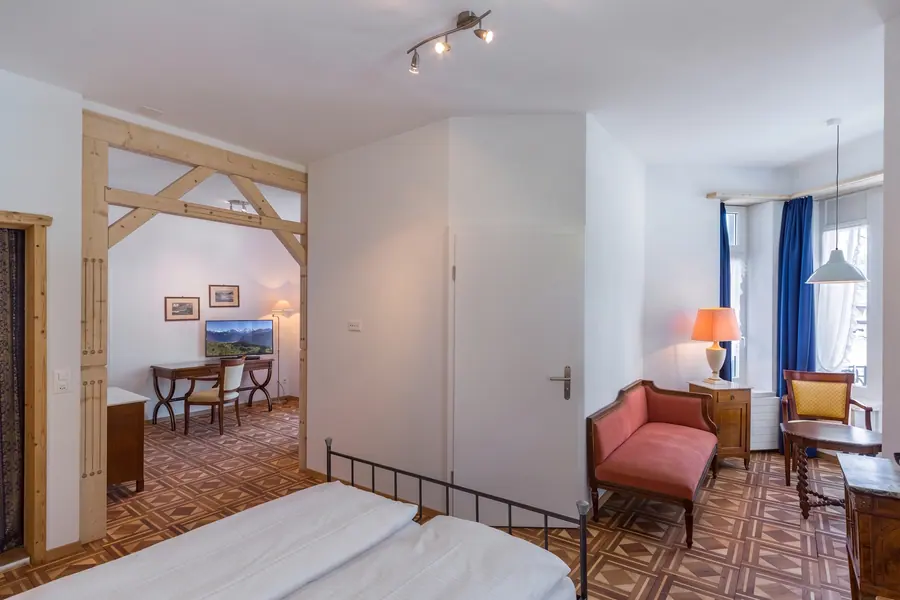 Superior-Zimmer 258 mit Sitzgruppe und Kronleuchter