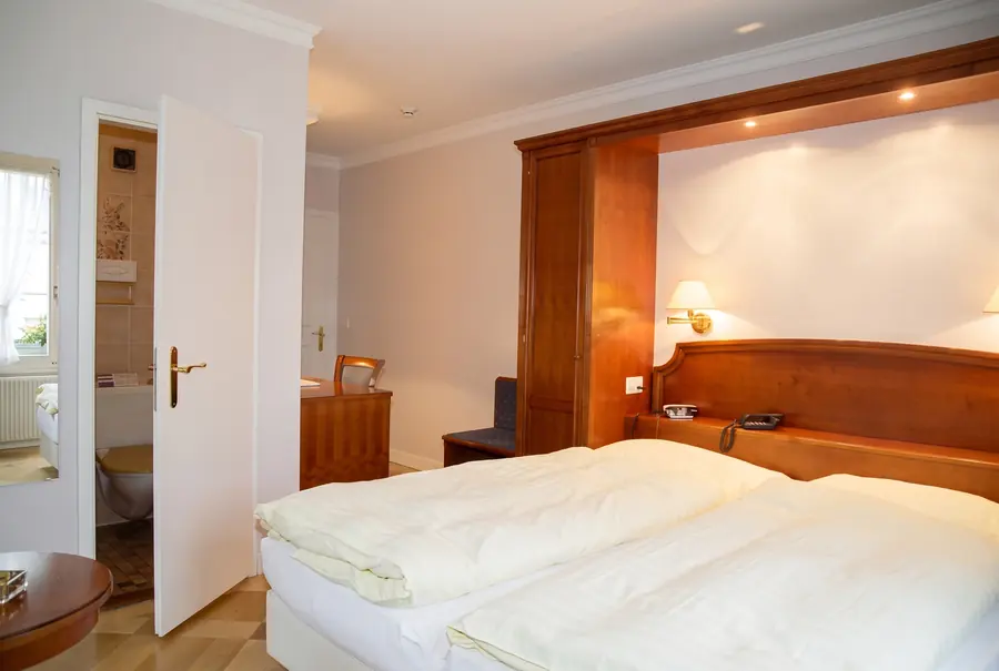 Zimmer mit Bett in einer Holznische