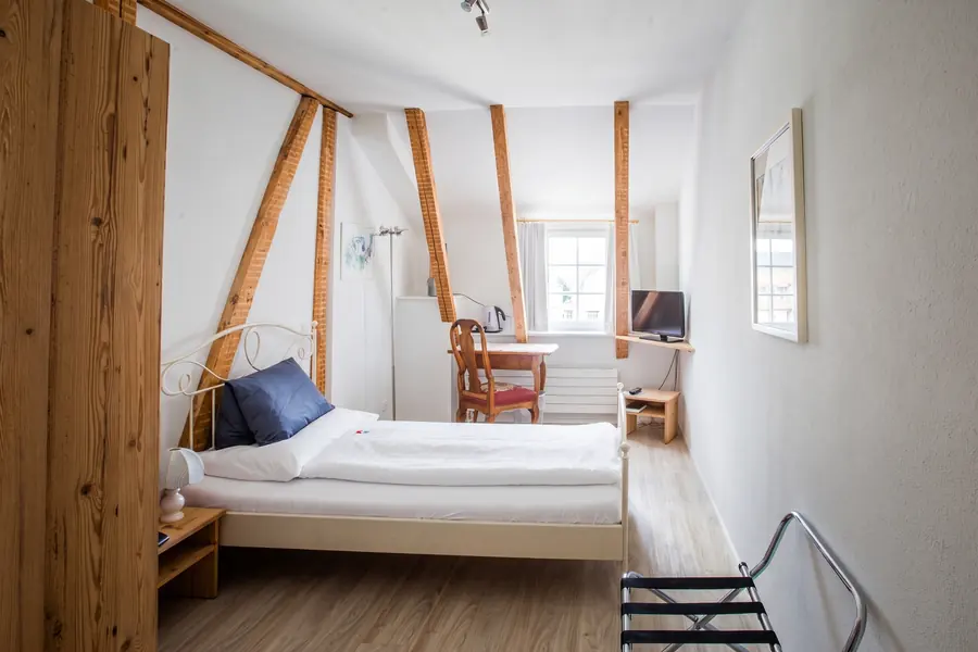 Helles Zimmer mit Holzbalken