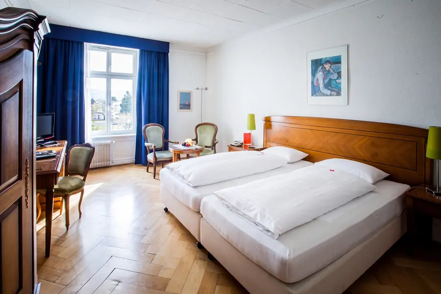 Zimmer mit blauen Vorhängen