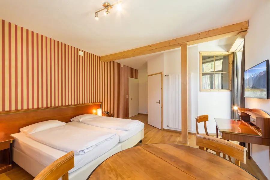 Zimmer mit Holzwand