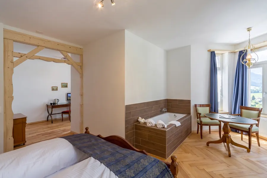 Zimmer mit Sitzgruppe am Fenster