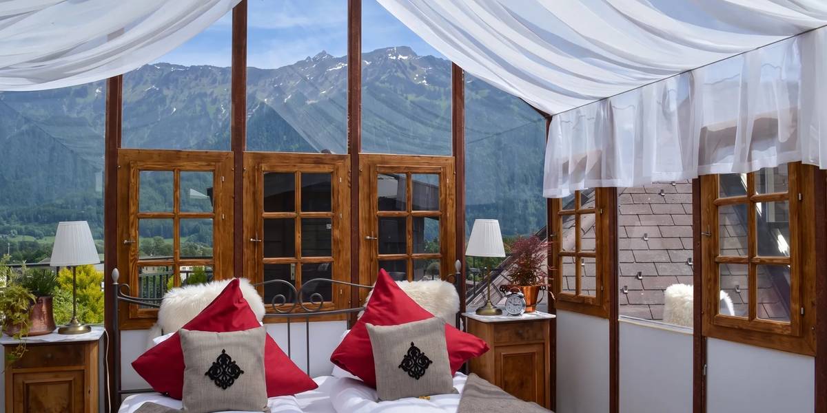 Das Bett im Pavillon auf der Dachterrasse der Aarmühle-Suite