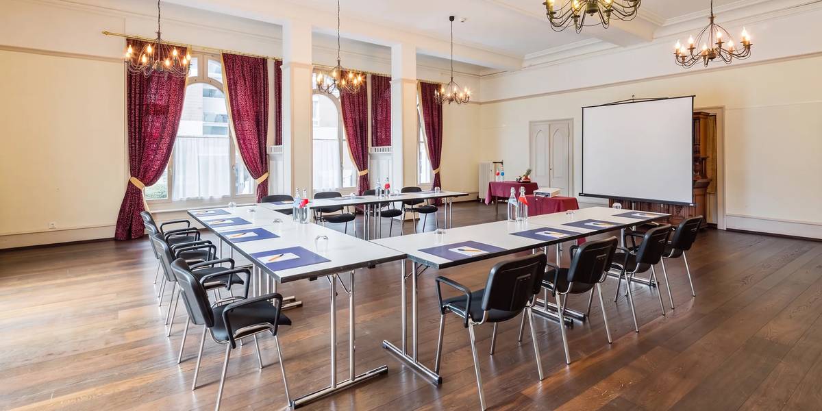 Ein Saal des Carlton-Europe, zum Seminar gestellt