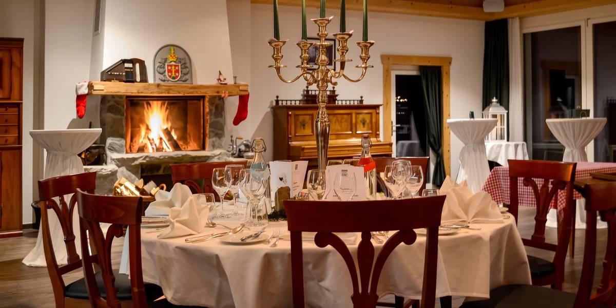 Gedeckter Tisch vor dem Kamin im Hansen-Ritschard-Saal