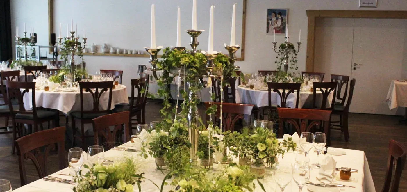 Messing auf der Festtafel