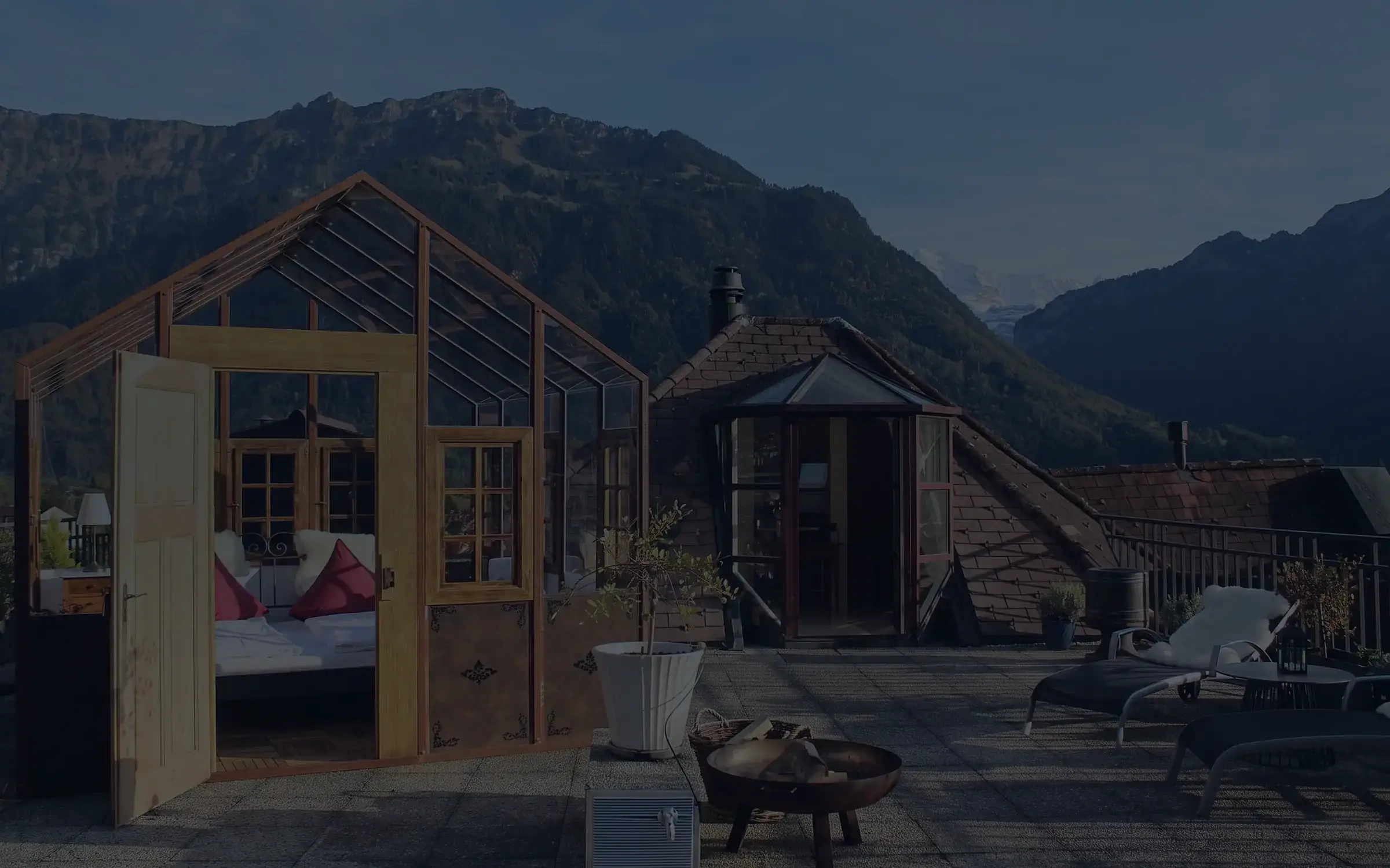 Die Dachterrasse des Carlton-Europe mit dem Pavillon, dahinter die Berge
