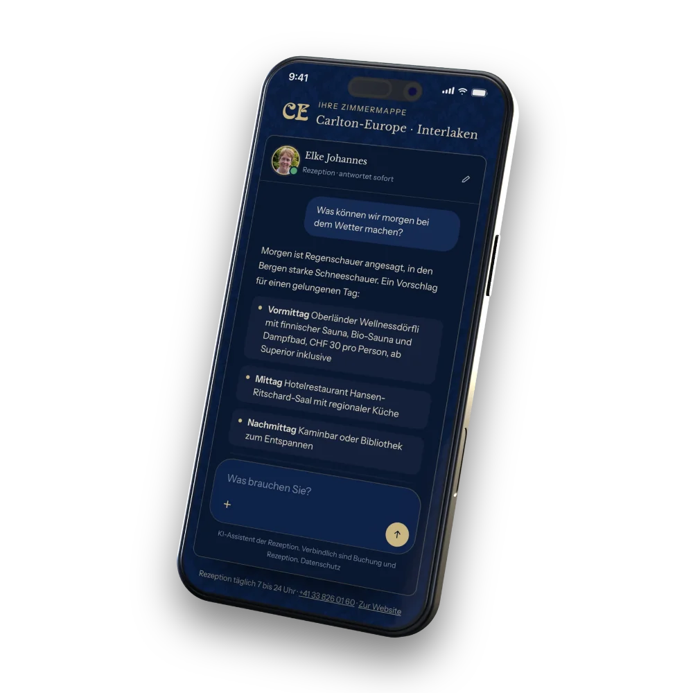 Ein Handy mit dem geöffneten Chat der Rezeption